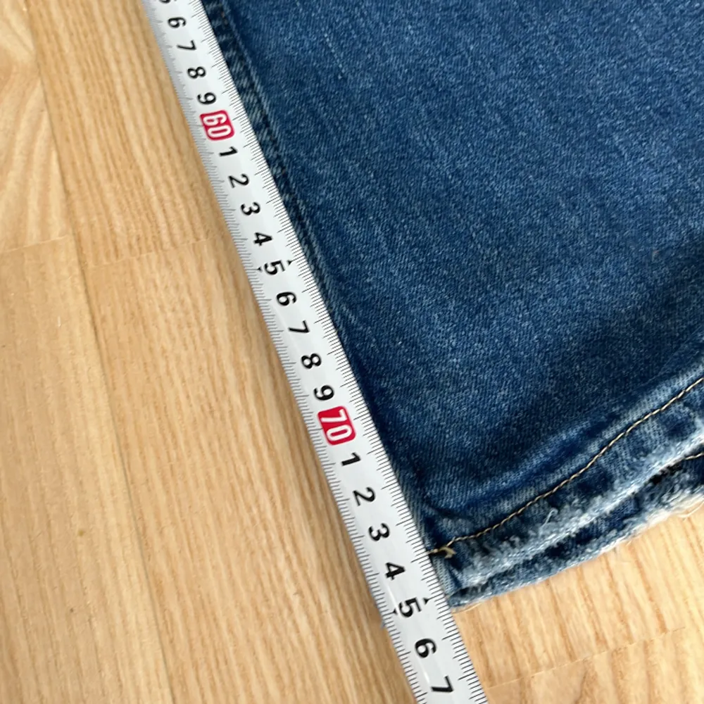 Helt nya jeans från Gina utan prislapp. Andvänd cirka en gång tidigare men inte mer. Midjan går att justera och innerbensmåttet finns i bilderna. Vill man veta andra mått är det bara att fråga.. Jeans & Byxor.