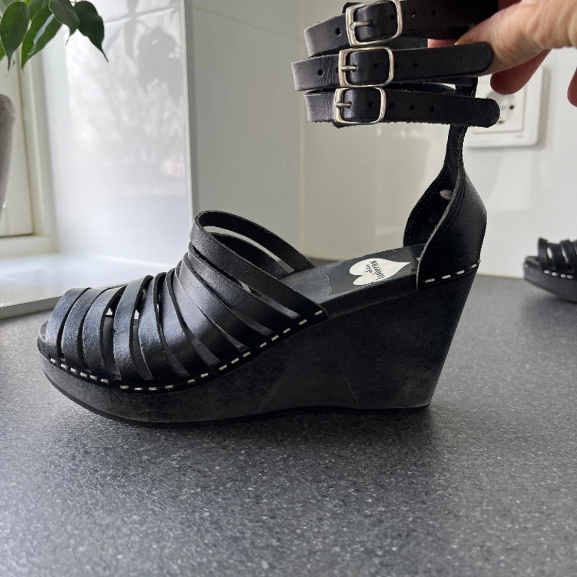 Skor i trä och läder från Swedish Hasbeens, svarta, strl 37