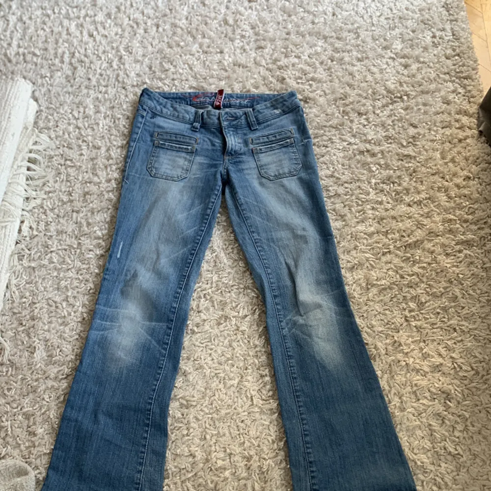 Super snygga Low waist vintage jeans bootcut. Superfint skick med snygga fickor på framsidan som man ser på bild 1🩷 nypris 1200kr. . Jeans & Byxor.