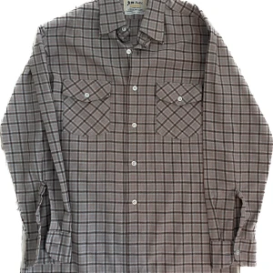 Beige/Brun Skjorta - Säljer en snygg skjorta i bra skick. Storlek är S och pssformen är true to size. 