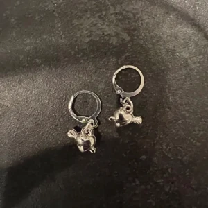 Örhängen  - Supersöta örhängen med hjärta med pil. Handgjorda och örhängena man får hem är självklart oanvända. 60kr (frakten kostar 15kr). Hör av er vid intresse eller funderingar!💓