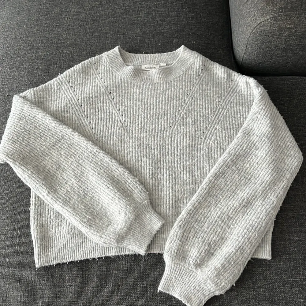Grå stickad tröja använd typ två gånger barn storlek men ganska stor i storleken och lång i armarna . Tröjor & Koftor.