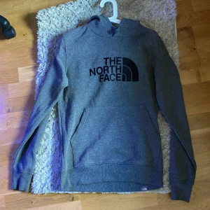 Nort of face hoodie - Skick 9/10