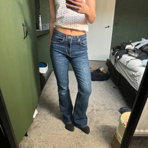 utsvängda jeans  - Utsvängda jeans från zara, kommer ej t användning längre