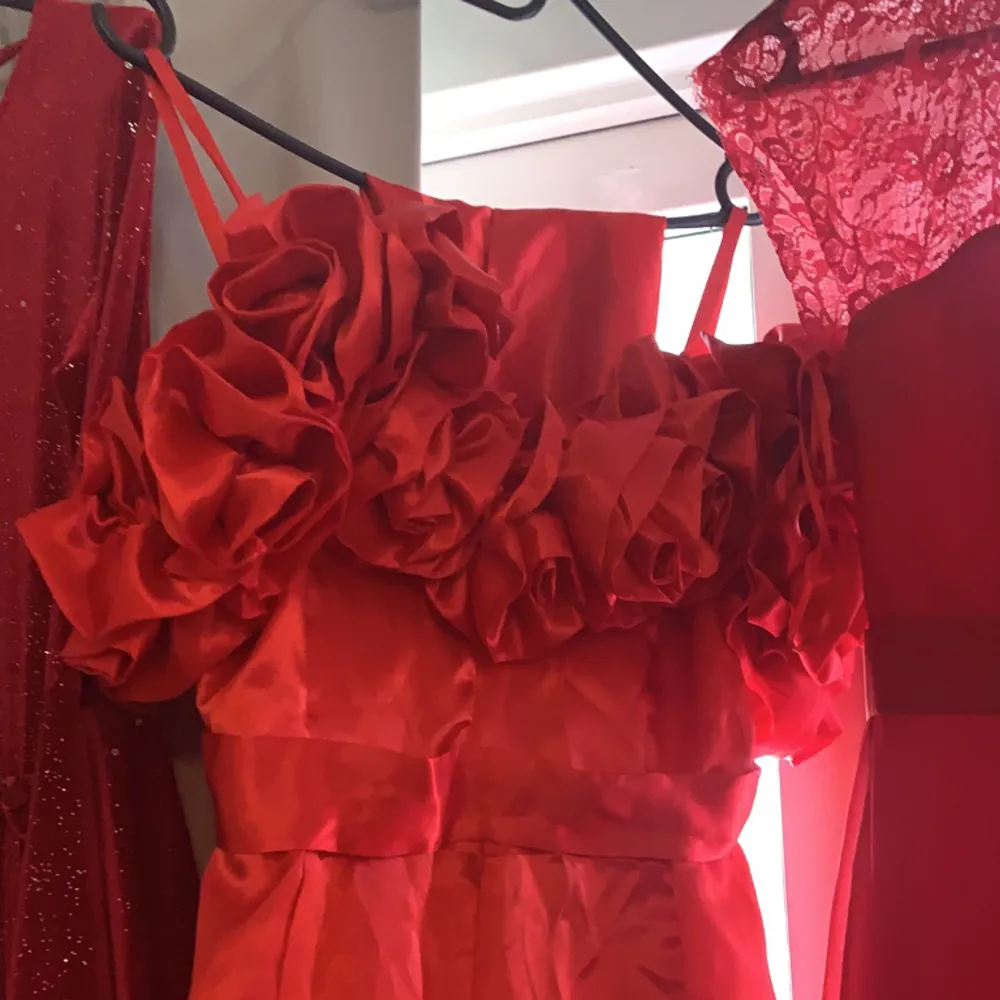 Den Röda med rosor är självsydd klänning och är jätte fin och bra kvalite i stl Xs-S Långärmad klänning är oxå sjölvsydd och stretch material  Klänning 3 var köpt  Priset kan diskuteras. Klänningar.