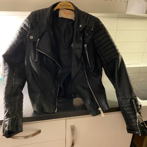 En MC inspirerad skinnjacka - Nyskick, använd endast fåtal gånger. Strl 36