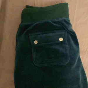 Juicy byxor - Juicy couture byxor i stl XXS. De är i färgen green forest. Säljer då de inte längre kommer till användning. Inga hål osv.😊 ❌600❌ ✅500✅