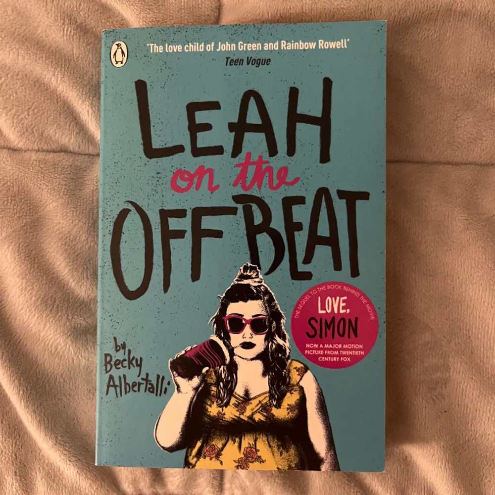 Boken Leah on the offbeat av Becky Albertalli! Jättefint skick🩷💕. Övrigt.