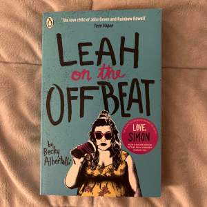 Boken Leah on the offbeat av Becky Albertalli! Jättefint skick🩷💕