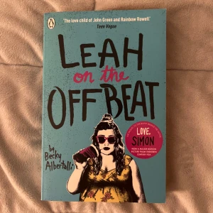 Leah on the offbeat av Becky Albertalli bok - Boken Leah on the offbeat av Becky Albertalli! Jättefint skick🩷💕