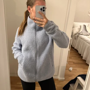 Teddyjacket - Blå trddyjacket från ginatricot. Säljer då jag inte använder den längre. Supermysig och jättefin till våren!! 