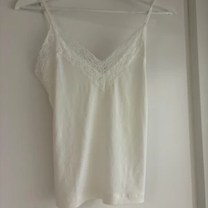 Spetslinne - Spetslinne från Gina Tricot, saknar lapp men storlek xs. Det är något genomskinligt. Fint skick! 💛