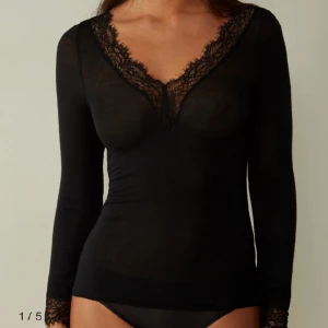 Intimissimi tröja - Säljer denhär super fina sköna tröjan från intimissimi tryck inte på in och köp skriv till mig innan💕 