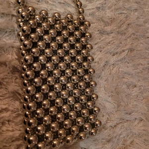 Handväska - Cool handväska i fint skick med perfekt plats för en mobil. Axelremmen är ca 115cm lång