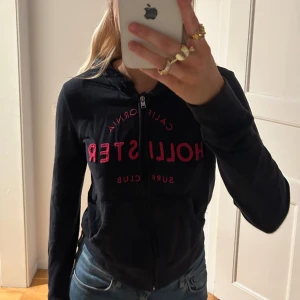 Hollister hoodie - Marinblå Ziphoodie från Hollister i storlek XS, fint skick🩷