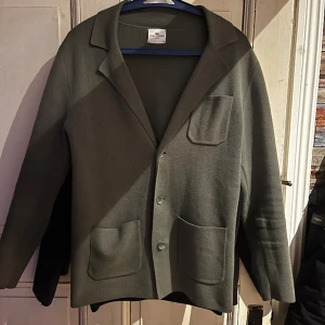 Cardigan - Säljer nu min cardigan som ifrån John Henric, den är i väldigt bra skick, defekten på cardiganen är att en av knapparna sitter lite dåligt men det går att sy fast den hårdare igen väldigt enkelt.  Nypris: ca 1000kr Size XS men sitter som en S  Bvsa!