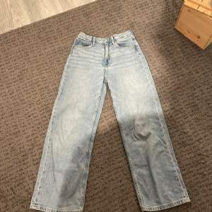 Blåa wide jeans från H&M i st 146 men passa mig som har 158. Var min favoriter ett långt tag men har inga fläckar🩵