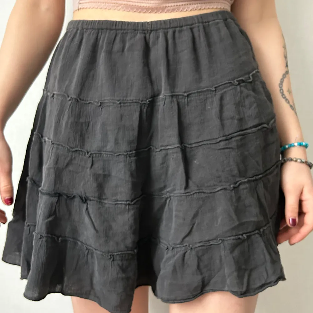 Nice condition and pretty skirt. Kjolar.