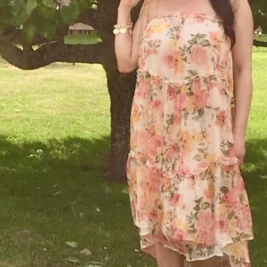 Zara Rosen blommig klänning med krås och knytband vår sommar - Storlek xs/s