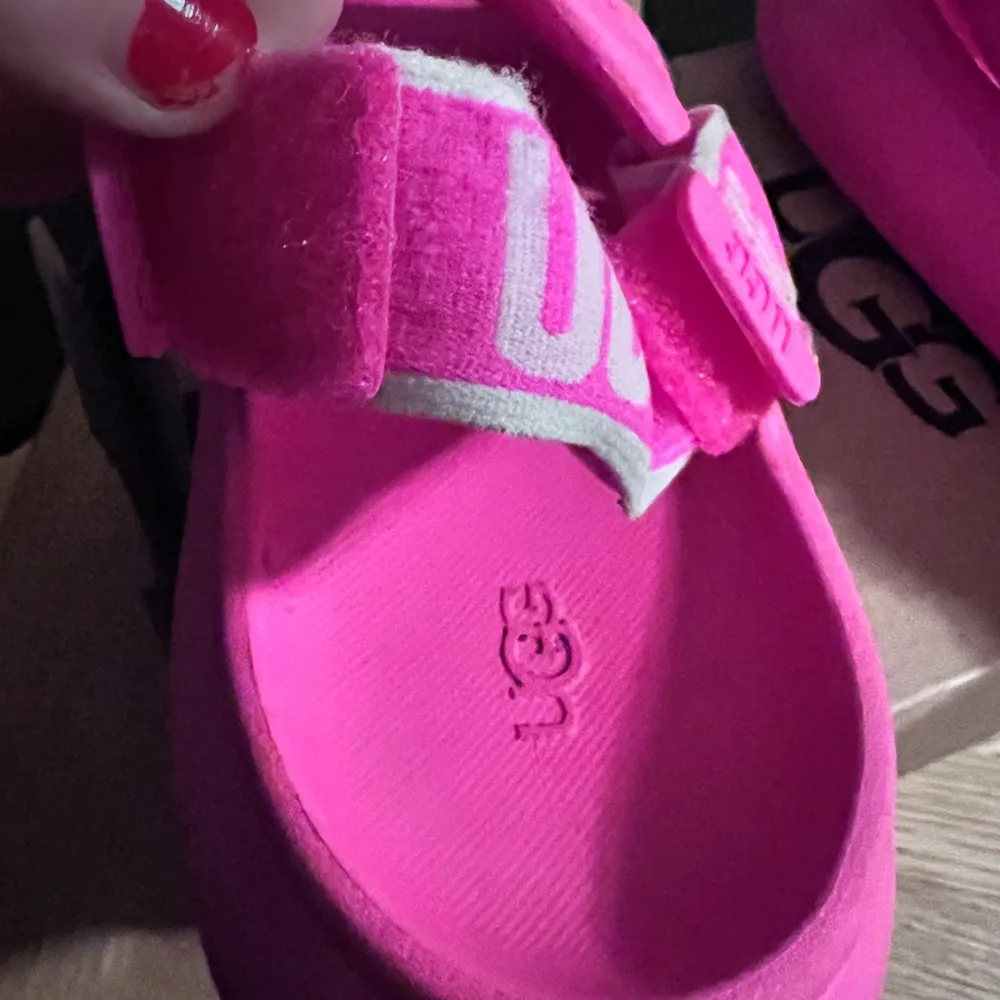 Sandaler från UGG använt fåtal gånger, i väldigt bra skick. Gummibandet där bak går att ta bort. Nypris: 600kr säljer för endast 300kr . Skor.