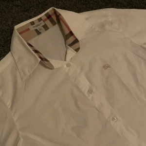 BUREBURRY SKJORTA! - Säljer denna stiliga bureburry skjorta i Xs, den var för liten för mig som är 168 cm och väger 60 kg. Om du är lite under det borde den göra susen! Har använts 1 gång pga av att den var för liten😓 Är 100% Down för ett byte!