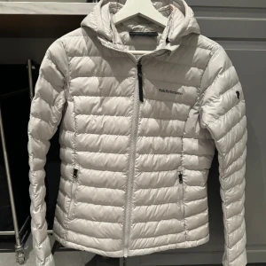 Peak performance jacka - Säljer denna nästintill oanvända Peak Performance jackan i en smuts vit färg. Nypris var ca 3000kr. 