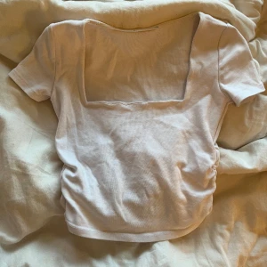vit t-shirt  - jätte söt vit t-shirt från zara med skrynkligt på sidan, säljer även i svart 💓