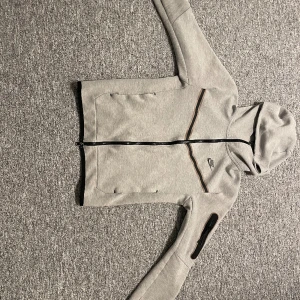 Nike tech fleece - Säljer min Nike tech i storlek XS eftersom att det inte längre är min stil. Är 175 och den sitter lite tight så borde passa allt under det. ( liten defekt på Nike loggan)(syns på bild 2) Pris KAN diskuteras.