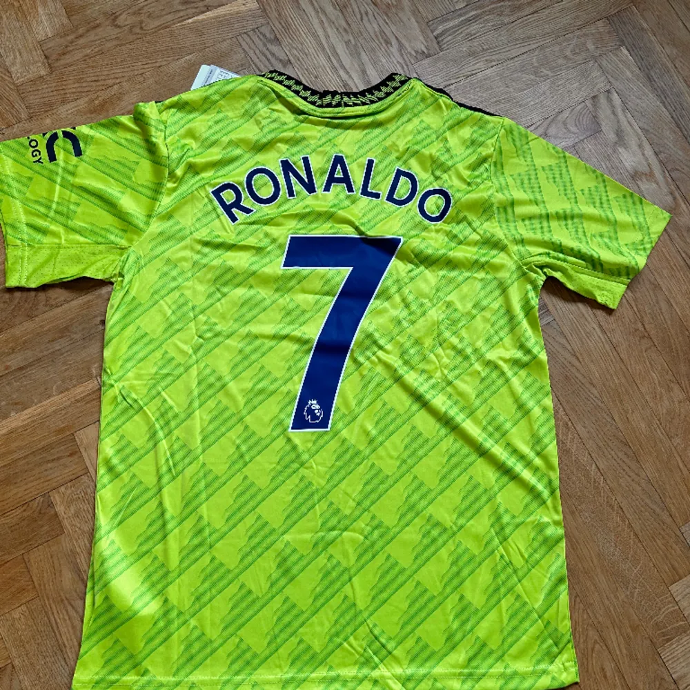 Säljer en helt ny, oanvänd Manchester United tröja från säsongen 22/23 med Ronaldo på ryggen. Övrigt.