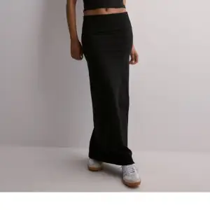 Los Waist folded maxi skirt, väldigt stretchig, passar Small/ medium! Aldrig använd! 