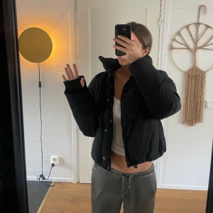 Puffer jacka - Svart puffer jacka, i storlek xs från zara! Som nyskick!