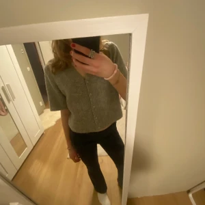 Grå kofta - så snygg kofta ifrån Lindex!! använd fåtal gånger, kontakta för mer info!💘💘