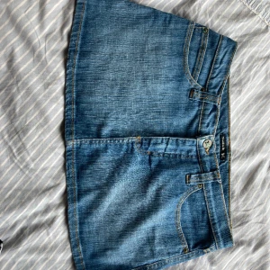 Jeans kjol med brodering  - Jätte söt vintage kjol i stretchigt jeans material med broderade fjärilar på bakfickorna! Skriv till mig för mått och mer info!💕 Frakt står du för❤️