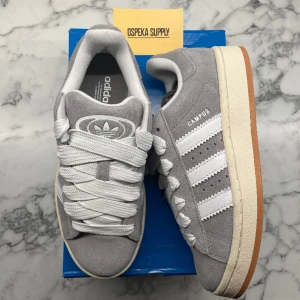 Adidas Campus 00s Grey White - Helt nya och oanvända Adidas Campus 00s ”Grey White. Storlek 36. Pris: 1399.   Skicka ett meddelande vid intresse eller frågor.  Mvh, Oscar 