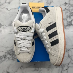 Adidas Campus 00s (W) ”crystal White” - Adidas Campus 00s (W) ”Crystal White”  Helt nya och oanvända. Storlek 38: pris: 1399+frakt.   Finns begränsat antal i lager så passa på medans det finns inne. Skicka ett dm vid intresse. Bilder, frågor och funderingar besvaras där.  Mvh, Oscar 