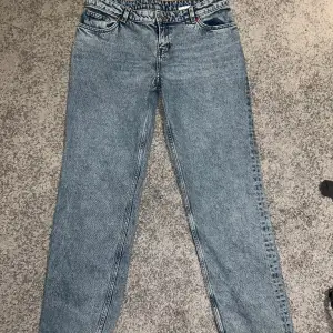Säljer mina lågmindjade aldrig använda jeans. Väldigt gott skick då dom aldrig är använda. Bra längd om du är lång, är 176  och dom går över skorna🤍