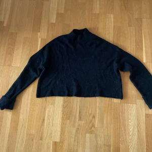 Stickad tröja - Stickad tröja från Gina Tricot. Använd ett antal gånger. 