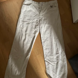 Manchester byxor weekday  - Säljer nu mina beiga Manchester byxor från weekday. Är i väldigt bra skick. Storlek: 33