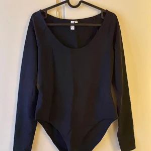 Body & Other stories - Svart Body från & Other Stories med djup urringning. Sitter väldigt fint men kommer sällan till användning tyvärr