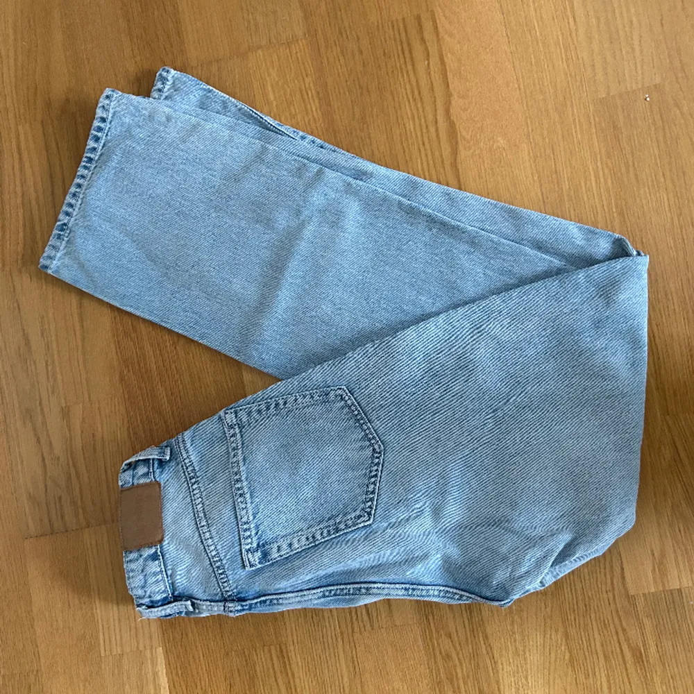 Blå jeans från weekday🩵 modellen Rowe storlek 25/32🤍 Fint skick! . Jeans & Byxor.
