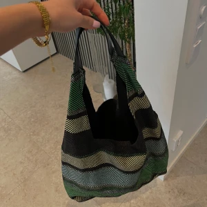 Väska - En väska från H&M! Man kan använda den till olika tillfällen🤍 ex, till stranden eller till vardags!💚🩶