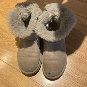 Uggs - Uggs litet hål fram