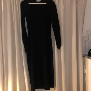 Svart ribbad långklänning  - Svart ribbad lång klänning med slits 