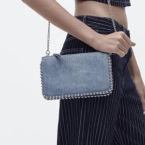 Zara väska - Jättefin handväska med jeans tyg från Zara som knappt är använd, ser ut som ny! Många olika fack och väldigt rymlig 🩷Pris kan diskuteras i pm!