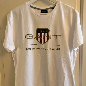 Gant T-shirt - Gant T-shirt strl M oanvänd 160kr