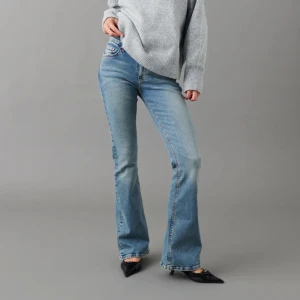 Jeans  - Säljer mina jeans från gina då dem är för korta på mig!🫶🏼 Använda 1 gång!