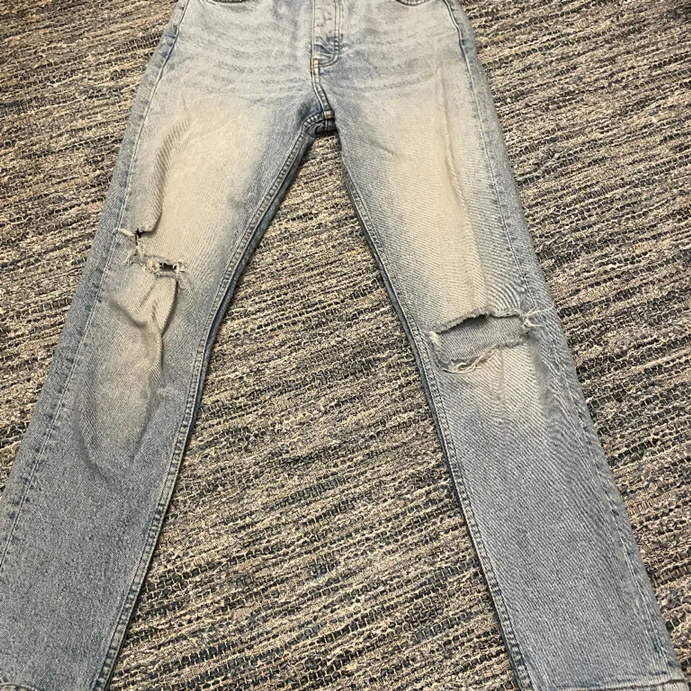 Fina jeans som inte kommer till användning längre. Jag skulle säga att de är lågmidjade och sitter ganska löst. Fint skick 🥰. Jeans & Byxor.