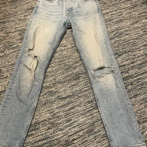 Snygga Gina jeans st 36 - Fina jeans som inte kommer till användning längre. Jag skulle säga att de är lågmidjade och sitter ganska löst. Fint skick 🥰