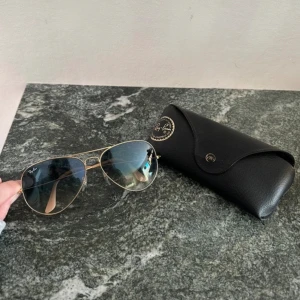 Ray-ban pilotsolglasögon  - Rayban solglasögon i pilotstil. Använt fåtal gånger, nypris ca 1850kr. Pris går att diskutera! 