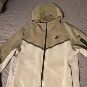 Nike Tech Tröja - Säljer nu min Nike Tech, skicket är 9/10! Ny pris ligger på 1500kr, mitt pris 499! Denna färgkombinationen är dessutom svår att få tag på. Pris ej hugget i sten.